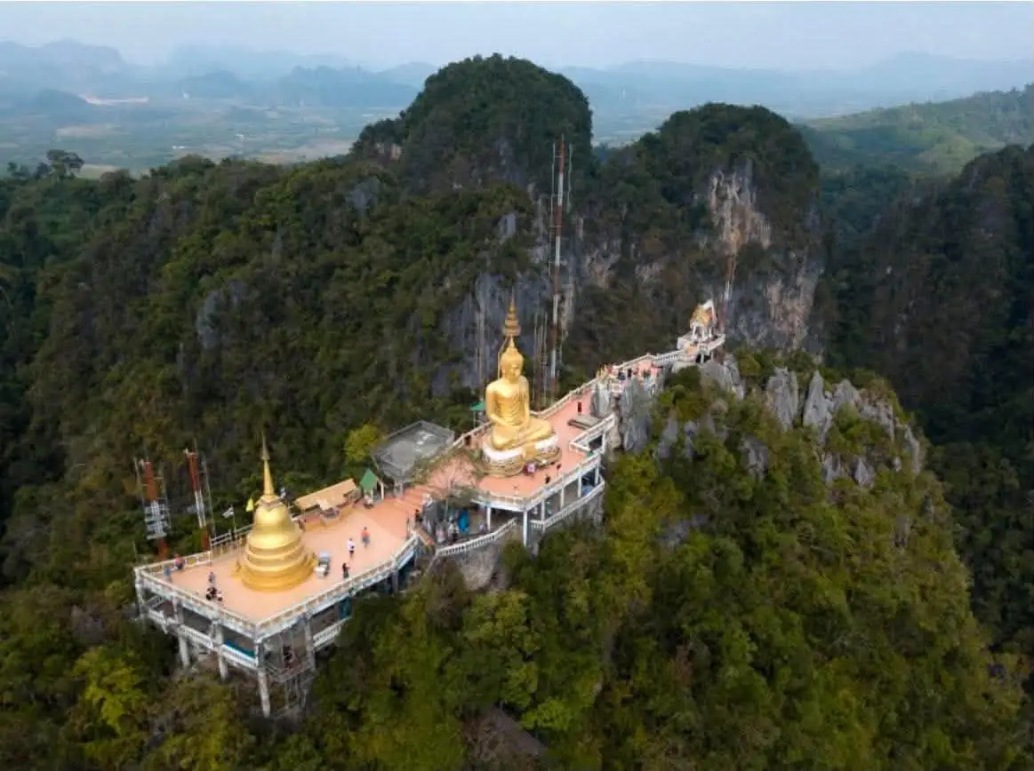 วัดถ้ำเสือ กระบี่ พระพุทธรูปบนยอดเขา